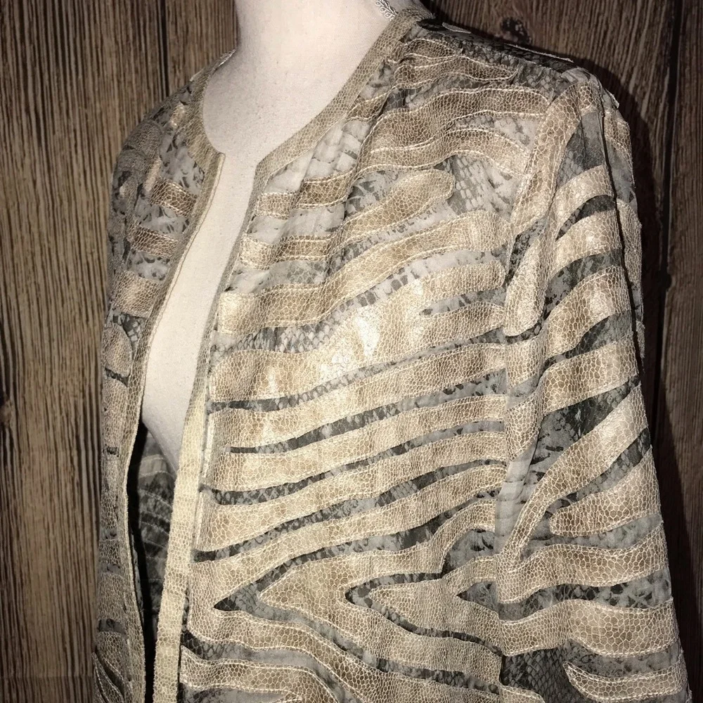CHICOS SIZE 0 MEDIUM OPEN FRONT GRAY AND TAN JACKET SNAKESKIN-LOOK